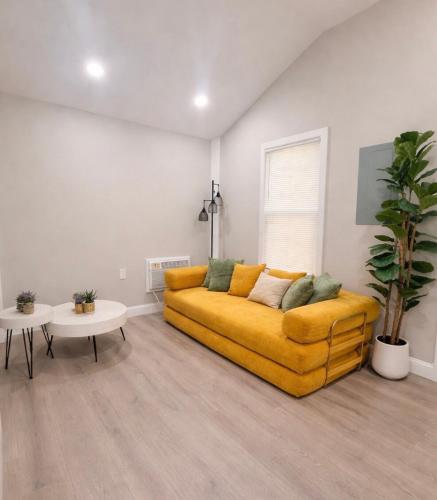 Brand new cozy home 15 minutes away from New Haven – khách sạn tại Shelton (CT)
