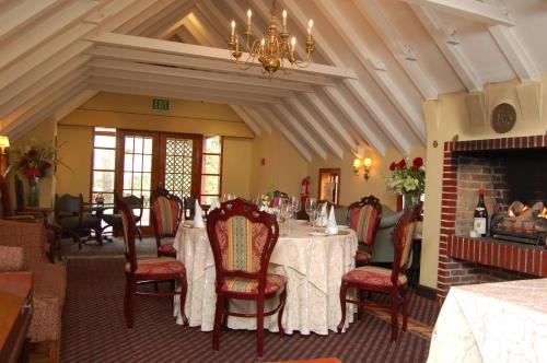 Bar/ Salón, Fourways Inn in Bermuda