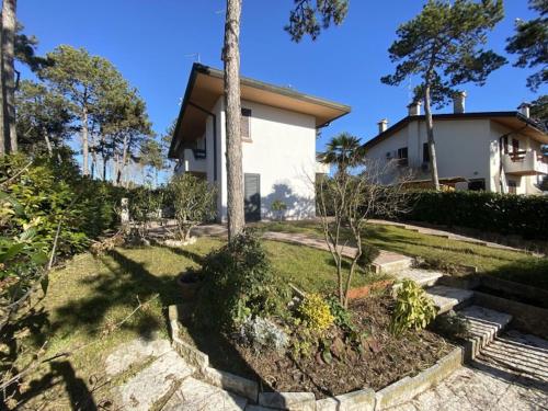 Townhouse with enclosed private garden