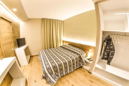 1 queen bed, 1 twin bed, 1 bunk bed