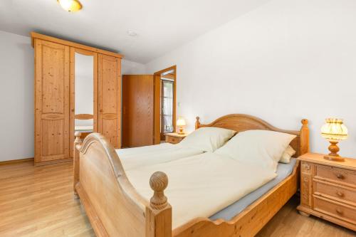 1 queen bed, 1 sofa bed