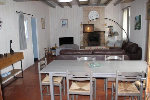Gîte LES DOUCESHEURES 3 chambres 8pers gîte à louer Les Courtinais