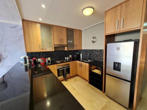 Waterfront Deco apartment 2 sleeper lake views - image 8