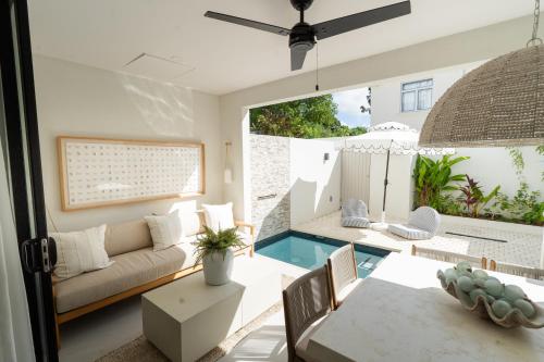 Stylish West Coast 3BR Retreat with Pool Near Beach – khách sạn tại Mullins