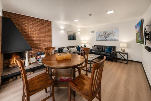 The Fox Den in Old Town! Pool, Sauna & Game Room in Fort Collins, USA