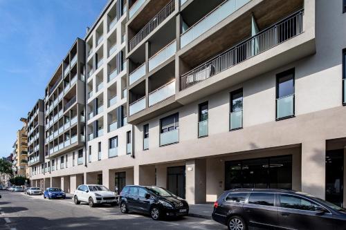Central - Balcony - NEW and Comfy - image 11