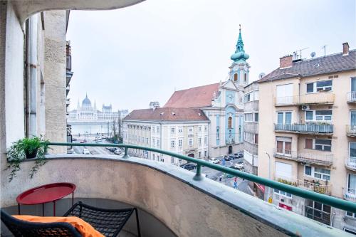 Balcony - View to River - Comfy - image 2