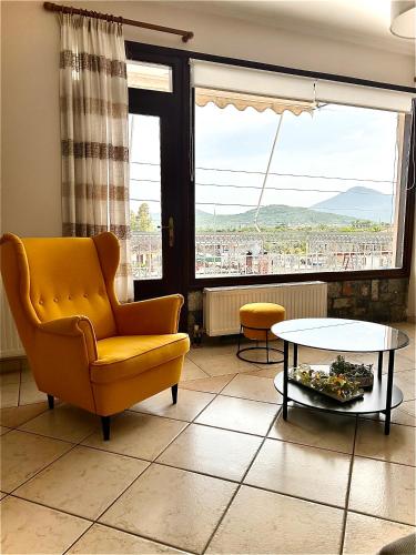 Lemon & Light Bright Apartment with View and Fireplace in 奧伊卡里阿