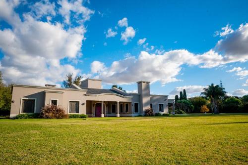 Casa quinta Capitán Sarmiento - 8 personas con parque y parrilla