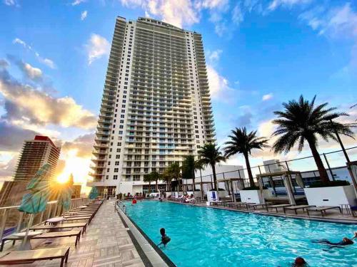 Luxurious 2b 2b with an Amazing View - Daily resort fee and parking not included -, Hollywood