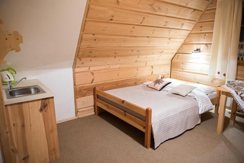 1 double bed, 1 twin bed