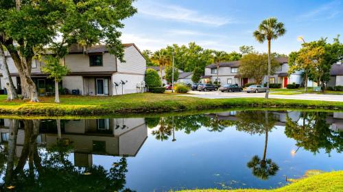 New Listing Lakefront King Bed Fireplace in Jacksonville (FL)