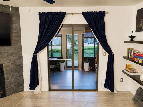 New Listing Lakefront King Bed Fireplace in Jacksonville (FL)