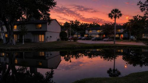 New Listing Lakefront King Bed Fireplace in Jacksonville (FL)