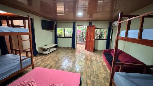 Cabinas El Mango in Hone Creek