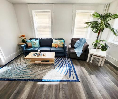 Beach Oasis | Mins to CP & SF | King/WD/Pet OK - image 2