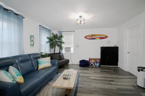 Beach Oasis | Mins to CP & SF | King/WD/Pet OK - image 13