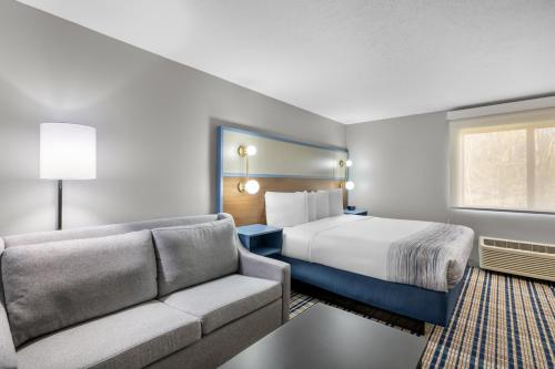 AmericInn by Wyndham Delafield - image 19