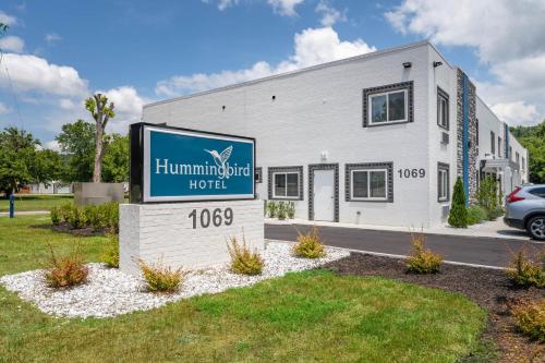 Hummingbird Hotel - Hendersonville, TN