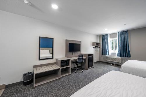 Hummingbird Hotel - image 3