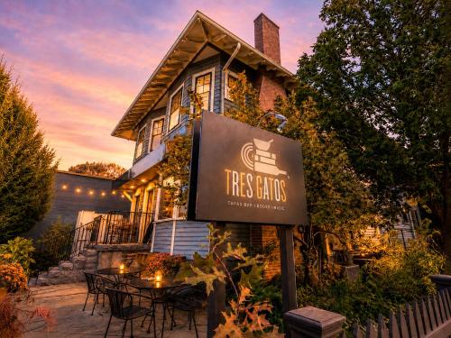 Restoran, Victorian Condo in Jamaica Plain