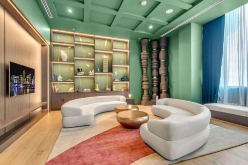Stylish Studio Downtown Pool Gym Sauna - image 5