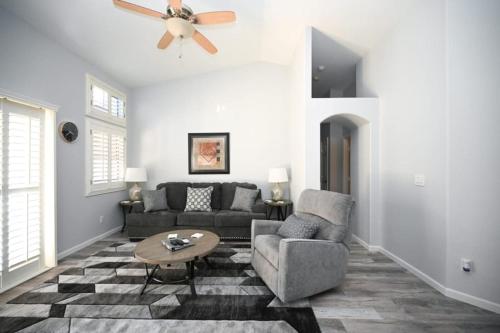 Stylish 3 Bedroom Retreat with Private Year Round Pool Pet Friendly Stay – khách sạn tại Bắc Las Vegas