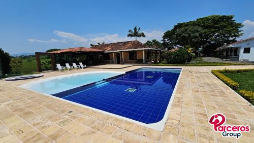 Amplia Hacienda en Morelia, Pereira Por Parceros Group in Oriente