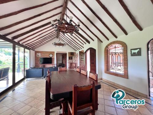 Amplia Hacienda en Morelia, Pereira Por Parceros Group in Oriente