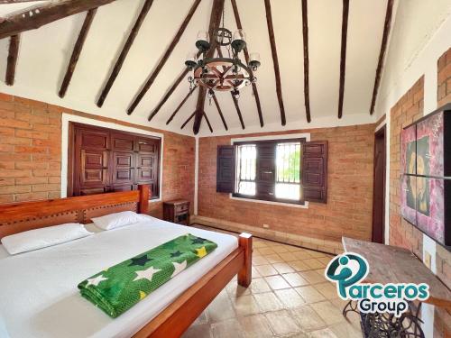 Amplia Hacienda en Morelia, Pereira Por Parceros Group in Oriente
