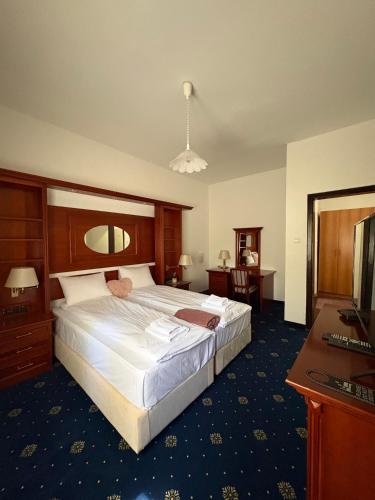 1 double bed, 2 twin beds