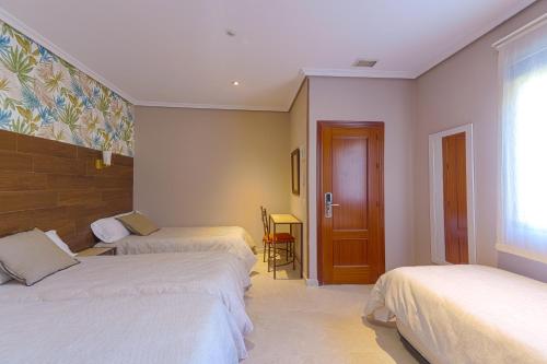 4 twin beds