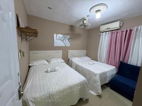 1 Habitacion con 2 camas dobles, en vivienda compartida en Azua