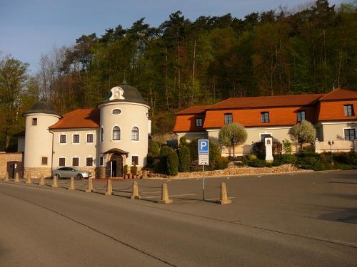 Zámeček Pod Hradem - image 9