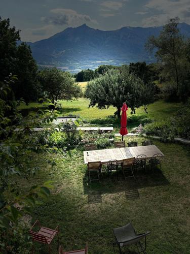 Maison La Chanette, 12 pers, Vue Montagne, Calme, Jardin et Brasero, Proche Lacs et Randonnées (Maison La Chanette, 12 pers, Vue Montagne, Calme, Jardin et Brasero, Proche Lacs et Randonnees) in Saint-Julien-en-Champsaur