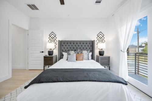 Modern 3BR Near Minute Maid Ensuite & Balcony in Houston, USA