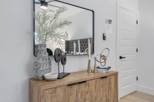 Modern 3BR Near Minute Maid Ensuite & Balcony in Houston, USA