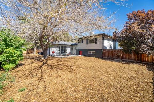 Spacious Pet-Friendly Retreat 4BR Grill 5 Beds - image 3