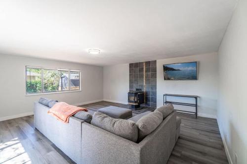 Spacious Pet-Friendly Retreat 4BR Grill 5 Beds - image 5