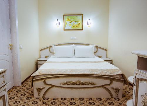 1 queen bed, 1 sofa bed