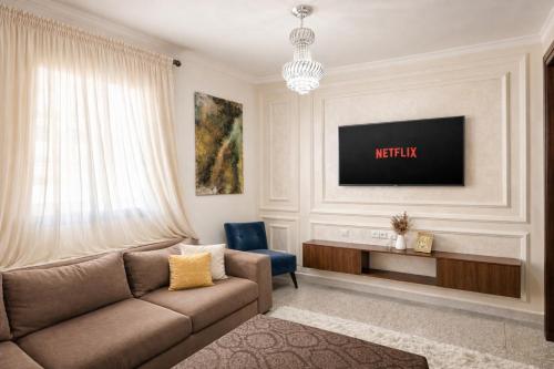 Serene Central Home Near Beach - High Speed WiFi, Free Parking in 엘 마시라