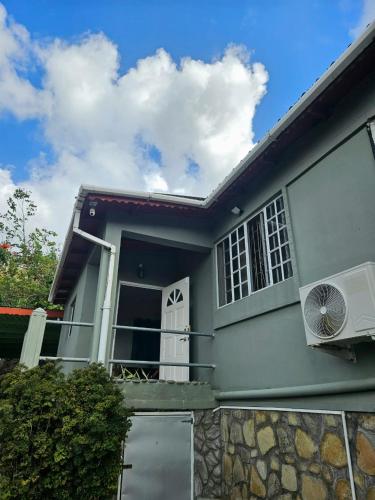 Short Stay Cozy Apartment in Kingstown