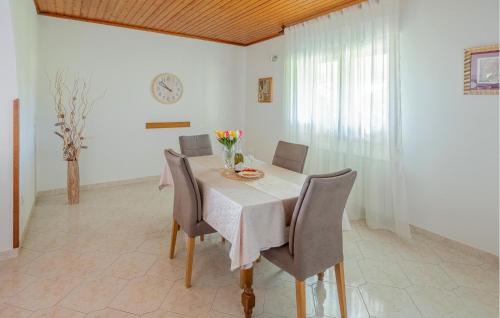 virtuve, Stunning Apartment In Sutivanac in Sutivanac