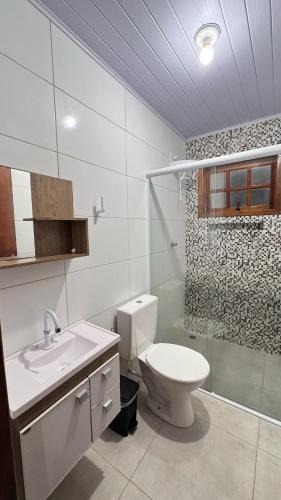 Bathroom, Duplex com Churrasq e Piscina a 200m da Praia em Ubatuba B27C24 in Praia do Sape