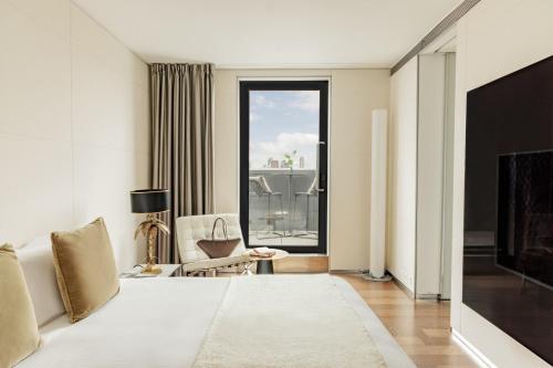 room detail thumbnail 2