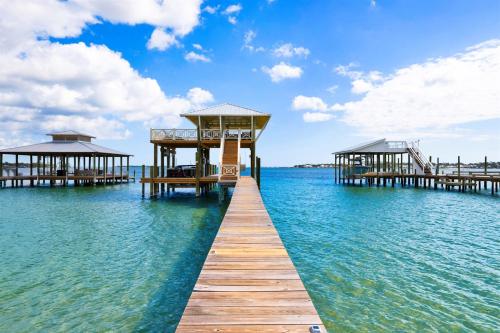 Coastal Cottage Retreat Pool, Boat Dock, & Minutes to Pirates Cove – khách sạn tại Caswell