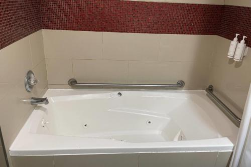 Days Inn by Wyndham Jersey City - image 2