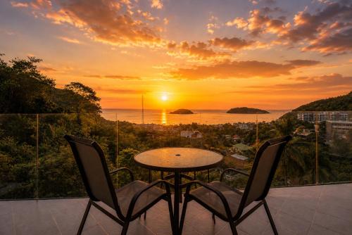 Sea View Apartment with Infinity Pool near Kata Beach