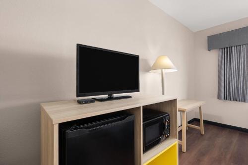 Days Inn by Wyndham Phenix City Near Fort Benning - image 37