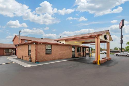 Econo Lodge North - image 21